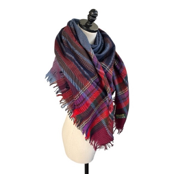 John Hanly & Co. LTD Pure Wool Made in Ireland Plaid Fringe Shawl | 54 X 54 - Picture 3 of 10